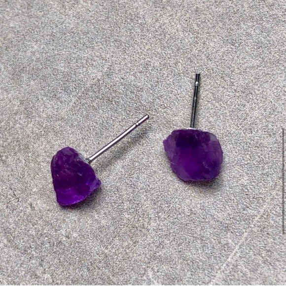 π New Raw Amethyst Crystal Stud Gemstone Earrings - Picture 7 of 9